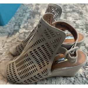 Halogen Wedge Sandals Women's Size 6M Gray/Tan Peep Toe Ankle Strap Cutout Suede